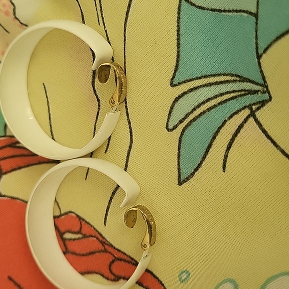 LIKE NEW Vintage Clip on earrings - Picture 3 of 4